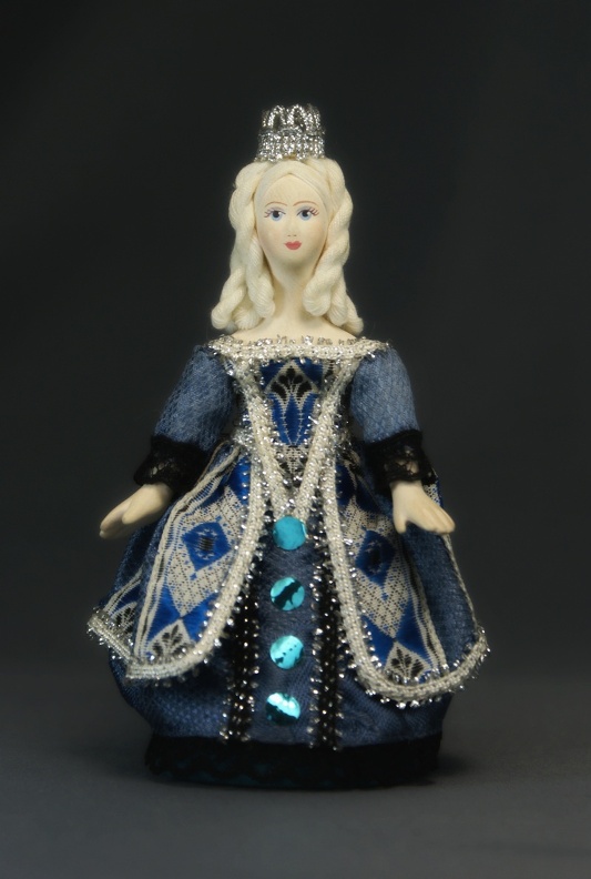 Кукла-подвеска сувенирная фарфоровая. принцесса. сказочный персонаж.