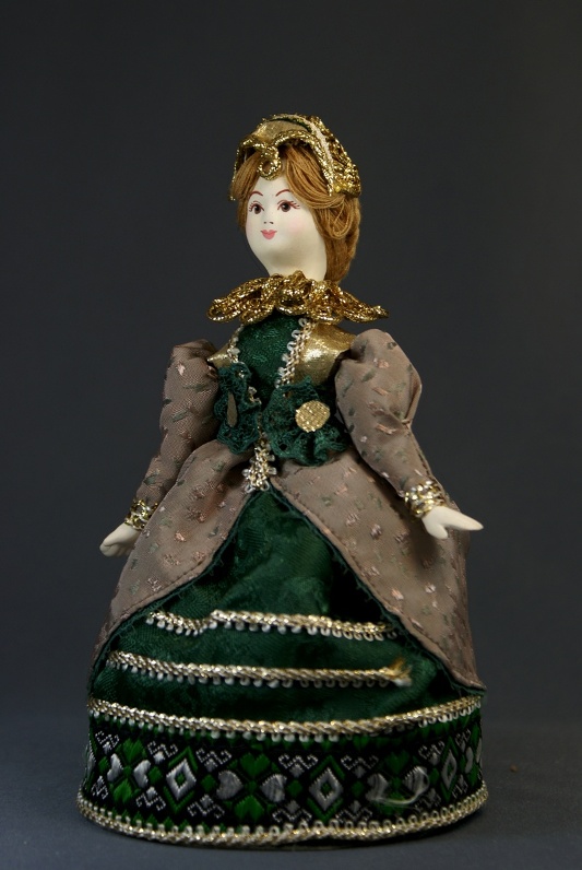 Кукла сувенирная фарфоровая. дама в светском костюме. кон.16 в. испания.