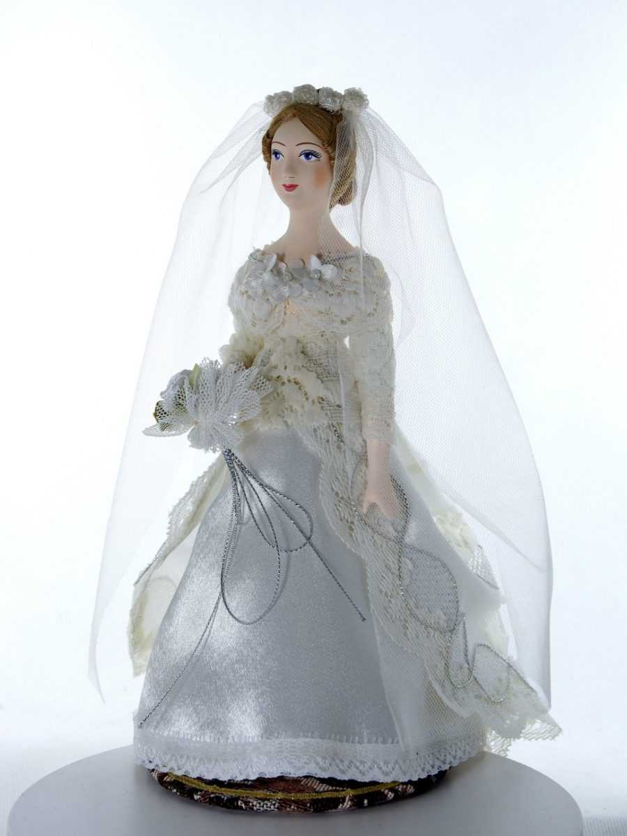 Кукла коллекционная потешного промысла невеста.