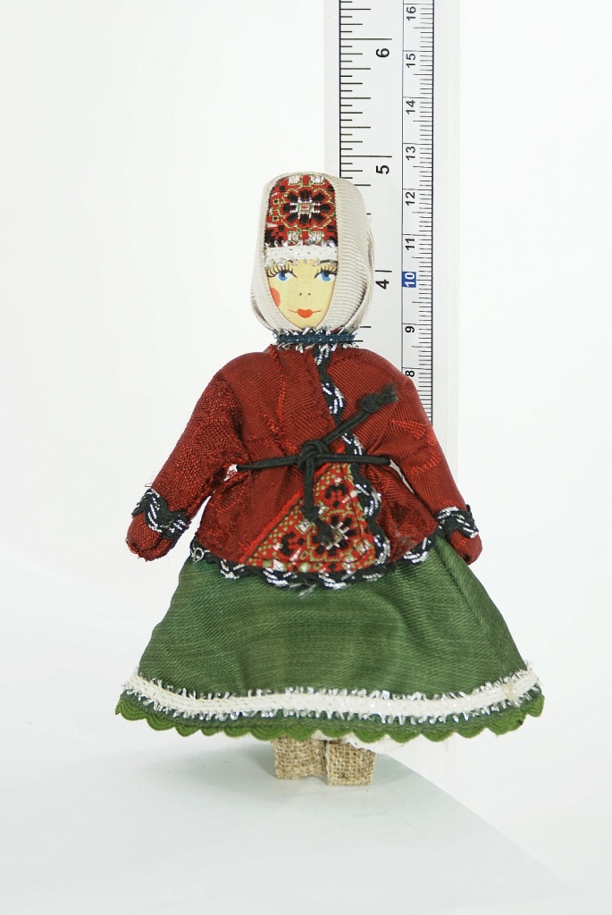 Кукла-потешка сувенирная подвесная. девочка в нарядном костюме. дерево, текстиль.
