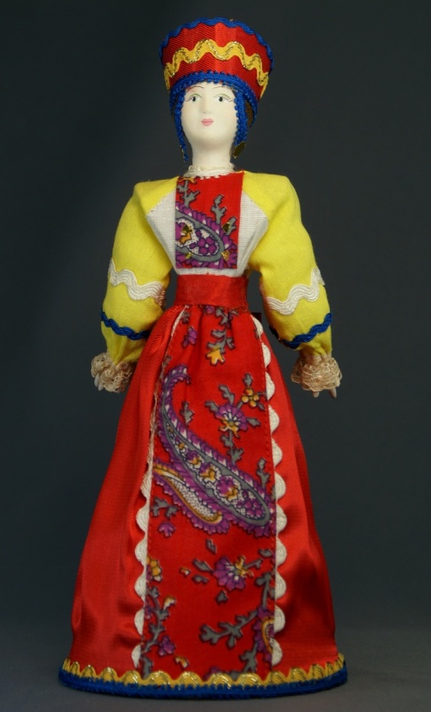 Кукла сувенирная фарфоровая. россия. женский праздничный костюм.