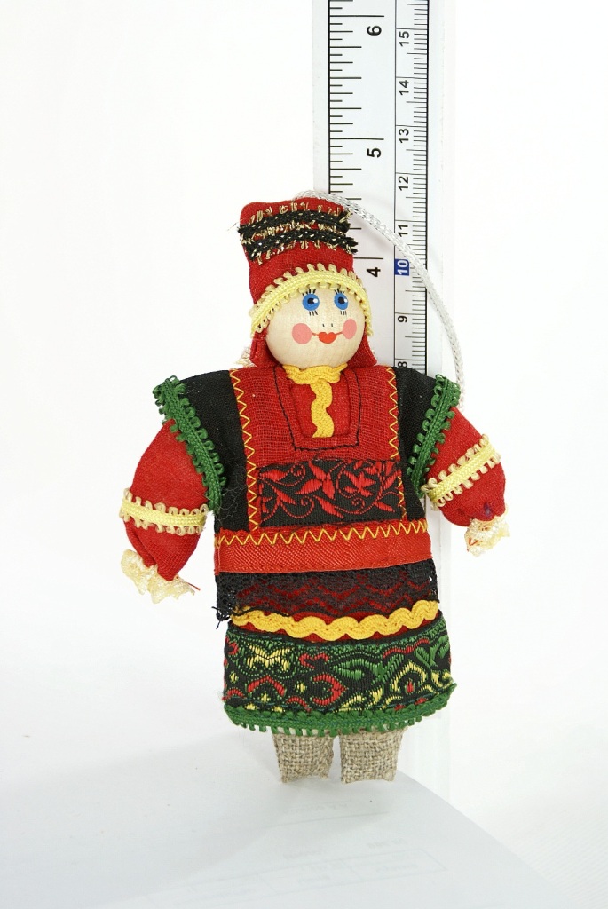 Кукла-потешка сувенирная подвесная. русский женский костюм. дерево, текстиль.