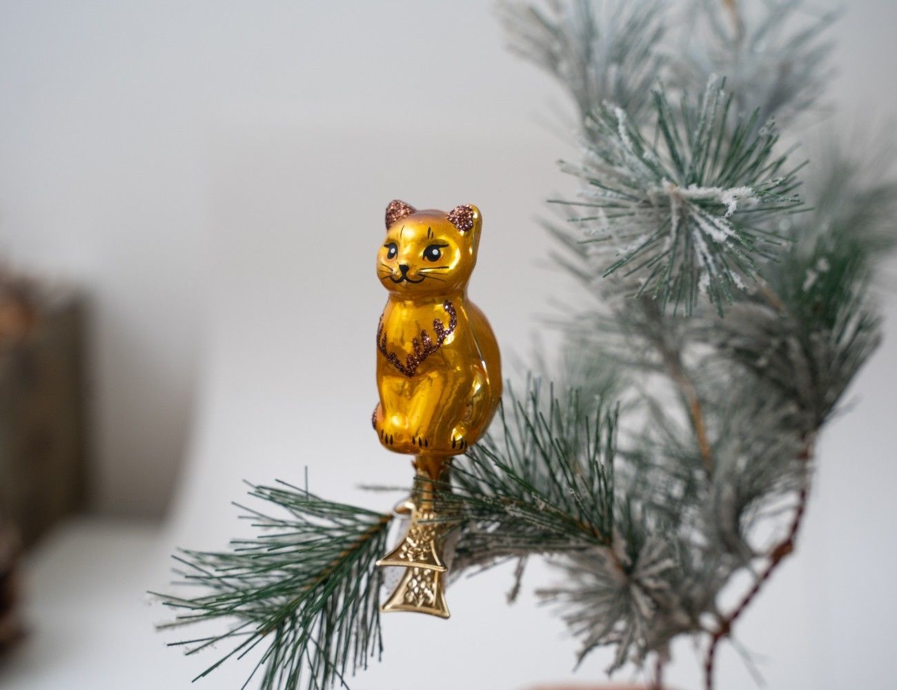 Стеклянная ёлочная игрушка котик шалунишка, на клипсе, золотой, 60 мм, елочка