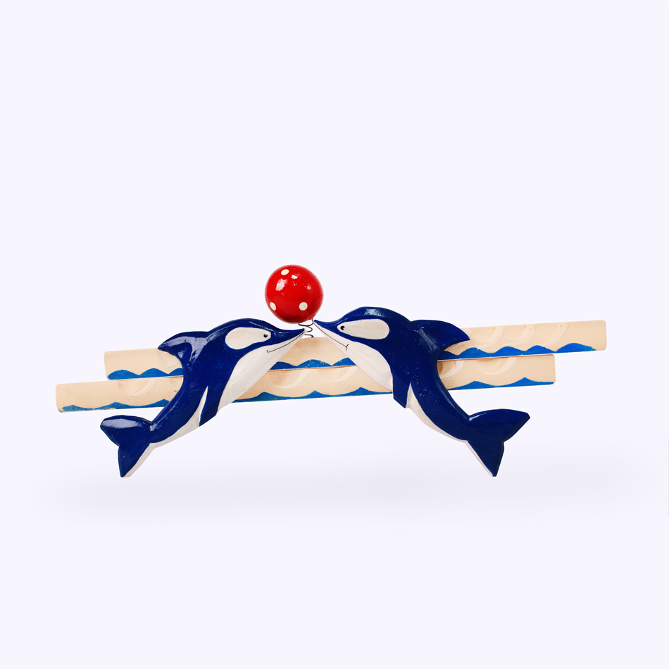 Дельфины с мячом