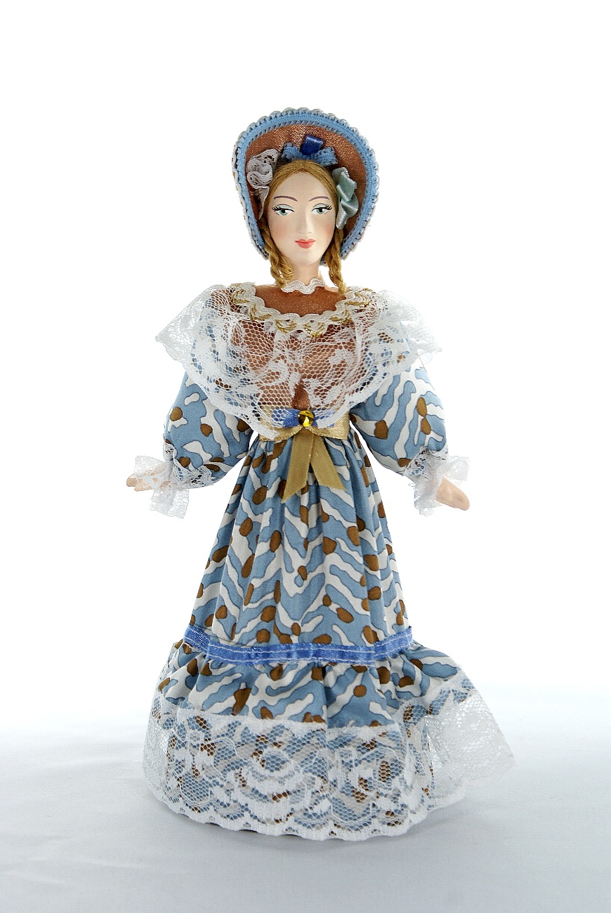 Кукла сувенирная фарфоровая. летний прогулочный костюм. 1830-е г. петербург. европейская мода.