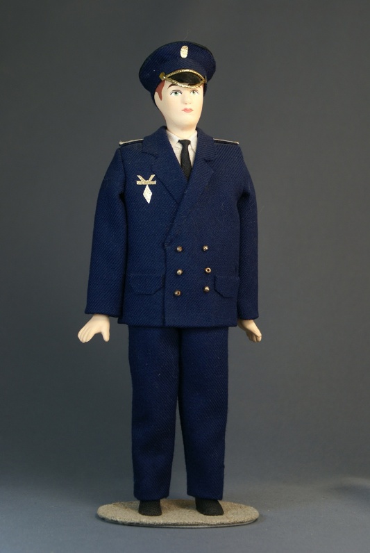 Кукла сувенирная фарфоровая. форма летчика гражданской авиации. россия.