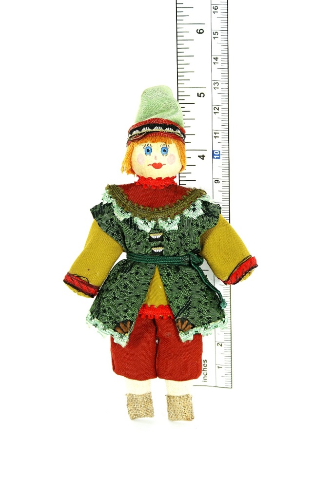 Кукла-потешка сувенирная подвесная. мальчик в праздничном костюме. дерево, текстиль.