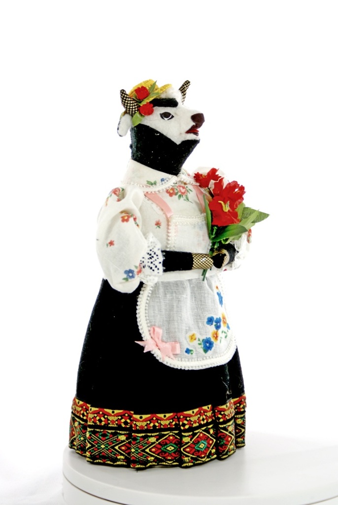 Кукла интерьерная. корова в шляпе с букетом цветов. текстиль.