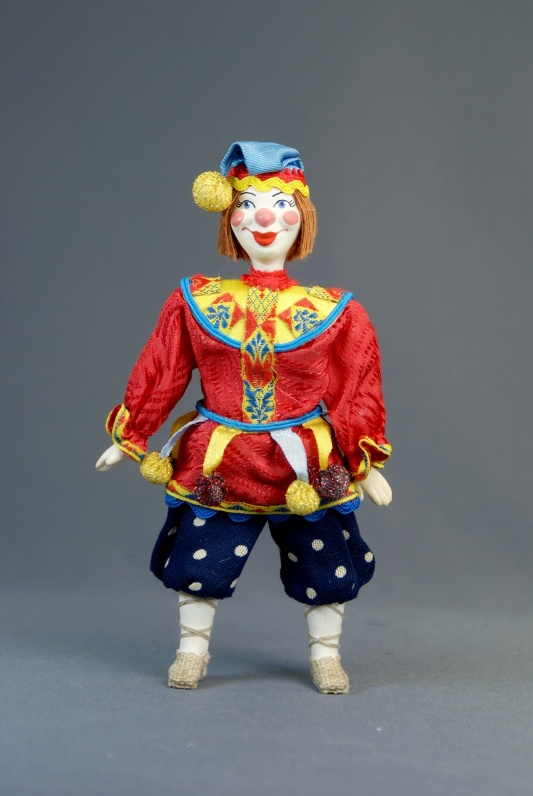 Потешный промысел кукла-подвеска интерьерная скоморох в традиционном костюме. россия.