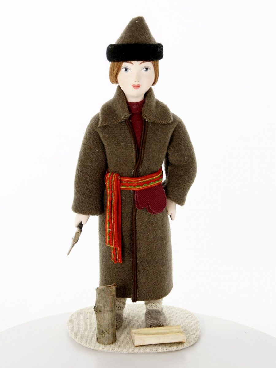 Кукла коллекционная потешного промысла русский парень в зимнем костюме с топором. дровосек