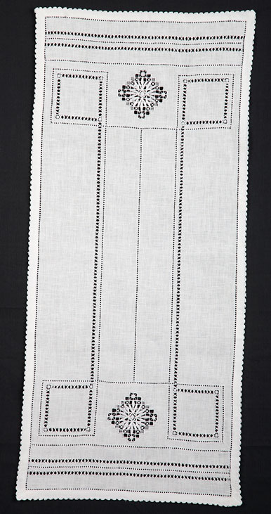 Дорожка (наперон) с вышивкой «нижегородский гипюр»