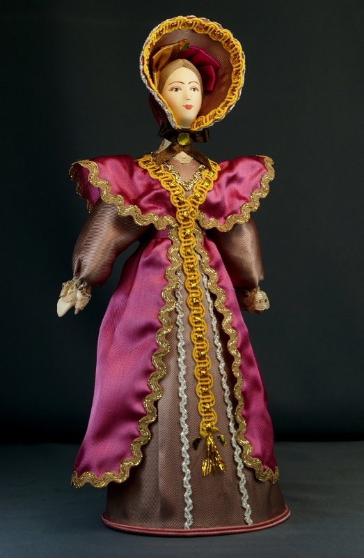 Кукла сувенирная фарфоровая. дама в прогулочном костюме. сер. 19 в. петербург. европейская мода.