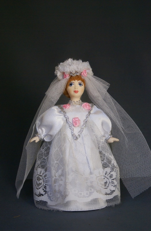 Кукла сувенирная фарфоровая. девушка в подвенечном наряде.