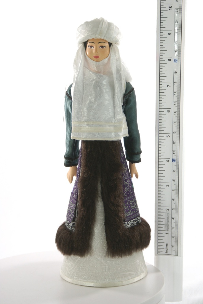 Кукла сувенирная фарфоровая. женский традиционный киргизский костюм. к.19-н. 20 в. нарынский р-н.