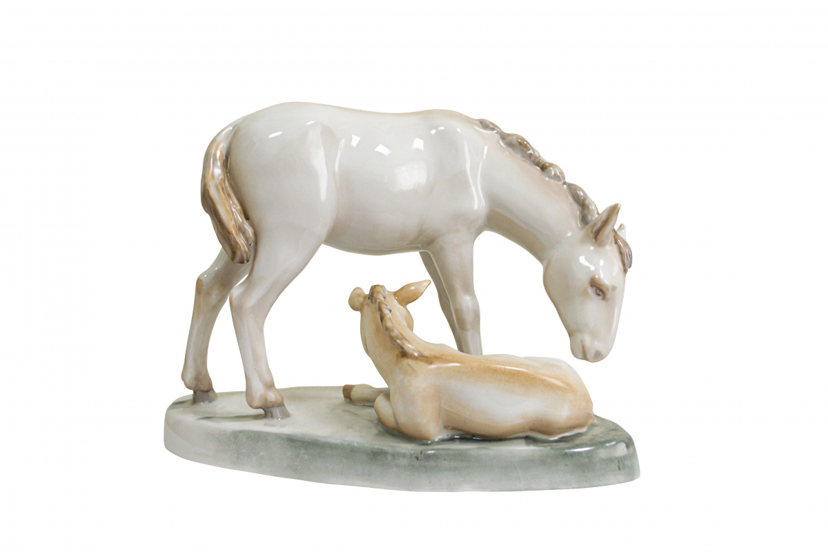 Скульптура "материнство" (лошадь с жеребенком) автор гатилова е.и.