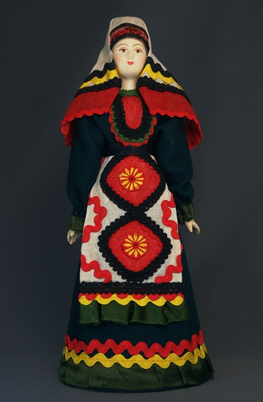 Кукла сувенирная фарфоровая. вятская губ. россия. удмуртский национальный костюм (стилизация).