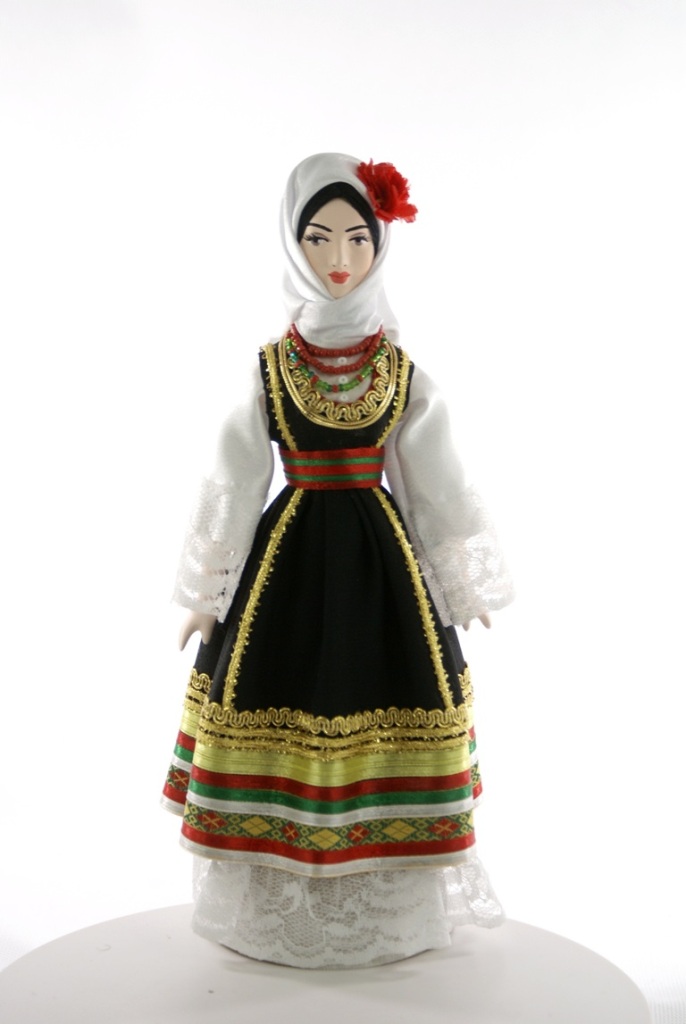 Кукла коллекционная потешного промысла в женском костюме. сербия