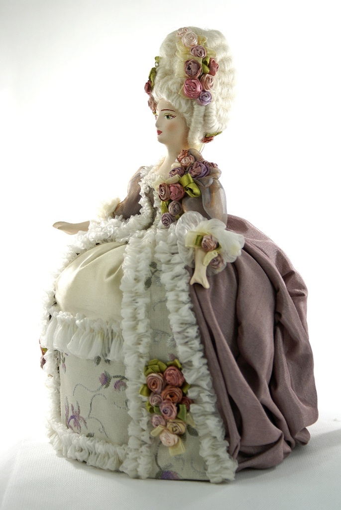 Кукла фарфоровая интерьерная шкатулка дама в костюме фрейлины 18 века
