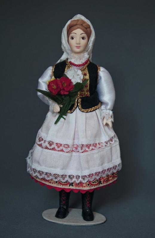 Кукла сувенирная фарфоровая. польша. праздник урожая. женский народный костюм.